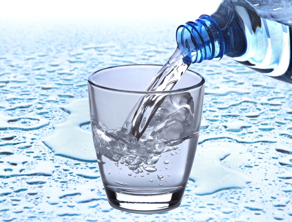 Налей водичку. Бутылка воды и стакан. Вода льется в стакан. Вода из бутылки в стакан. Вода льется из бутылки.